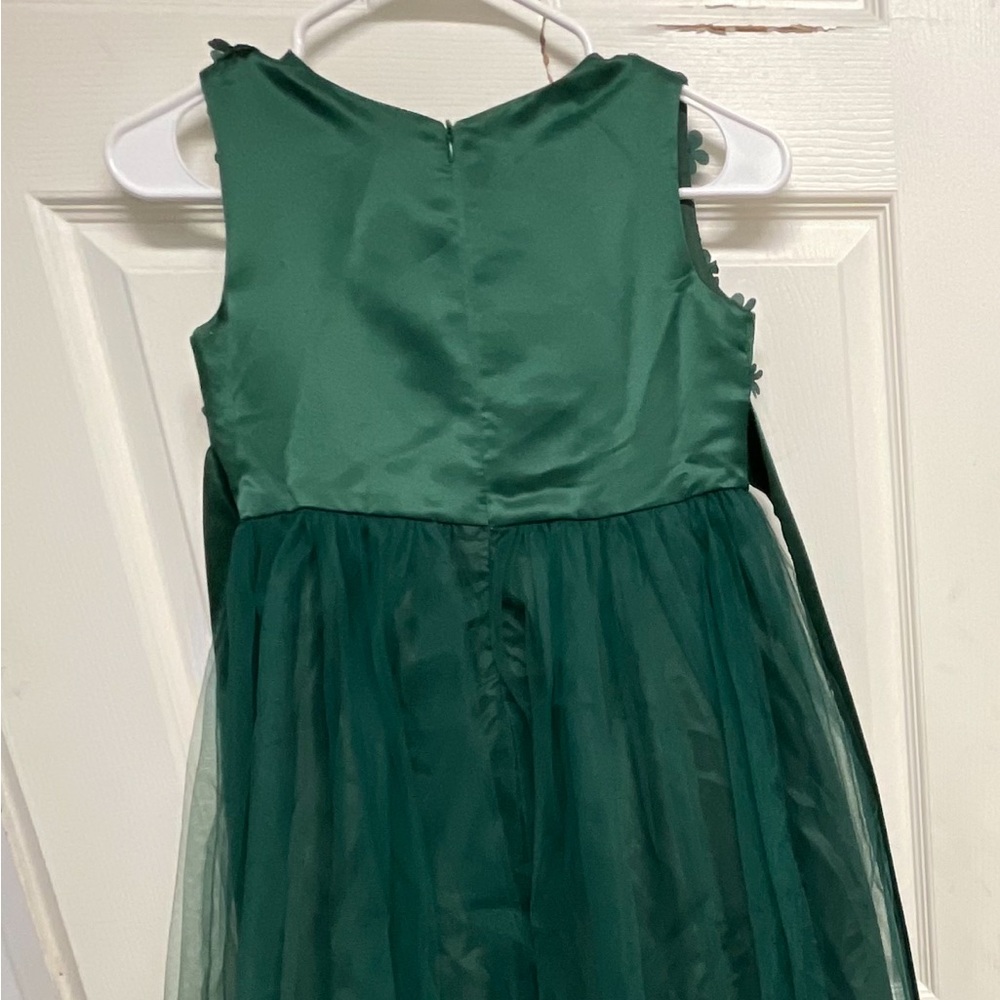 Formal youth dress size 14 
Emerald green with zipper in back and bow